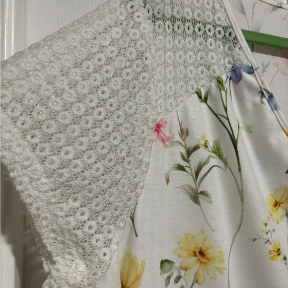 White Floral V-Neck Lace Sleeve Blouse - Picture 2 of 5
